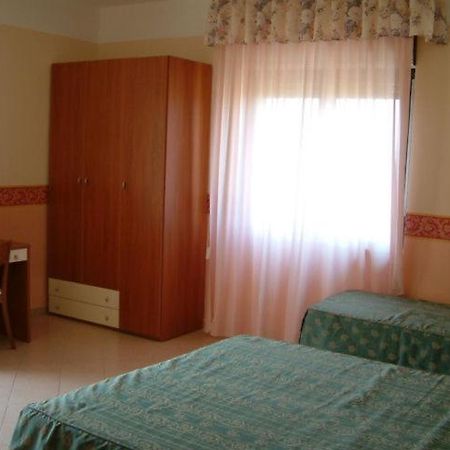 Hotel De La Ville Carpino Extérieur photo
