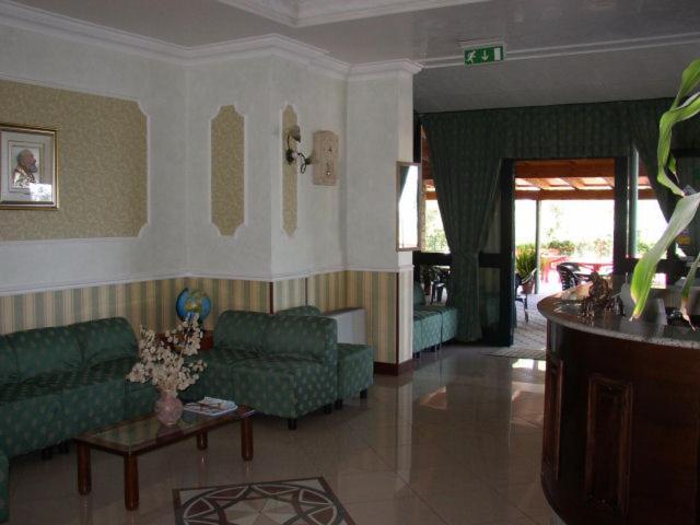 Hotel De La Ville Carpino Extérieur photo