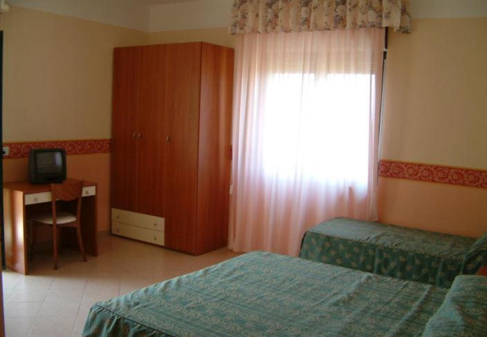 Hotel De La Ville Carpino Extérieur photo