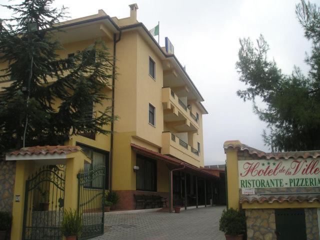 Hotel De La Ville Carpino Extérieur photo
