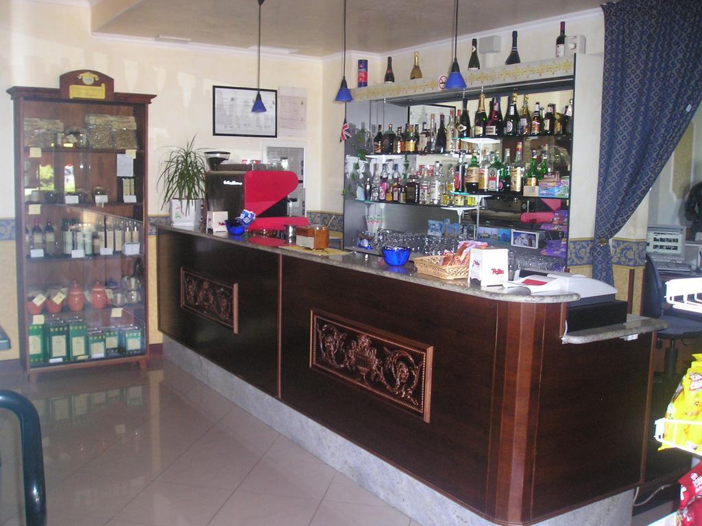 Hotel De La Ville Carpino Extérieur photo